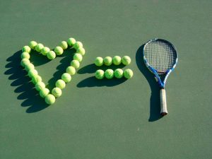 jugar-a-tenis-con-amigos - Real Aero Club de León